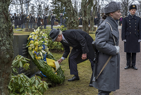 Kungen lägger ned en krans vid minnesstenen som är rest över svenska frivilliga soldater.
