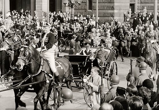 Kung Gustaf VI Adolf och kung Frederik IX färdas i kortege genom Stockholm under det danska statsbesöket 1954.