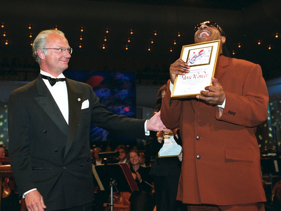 The King presents the Polar Music Prize to Stevie Wonder in 1999. 