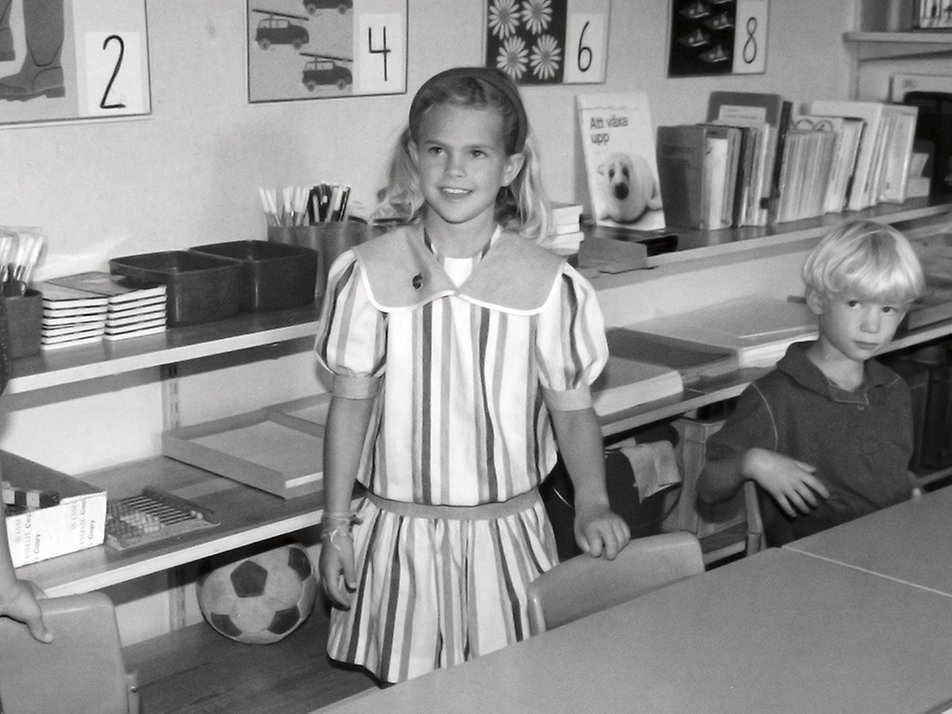 Prinsessan Madeleine i klassrummet på hennes första skoldag på Smedslättsskolan i Bromma utanför Stockholm 21 augusti 1989. 