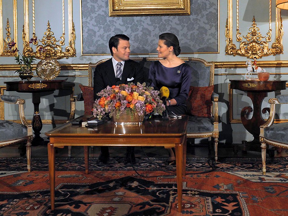 Kronprinsessan och dåvarande herr Daniel Westling möter media i samband med eklateringen av deras förlovning år 2009.