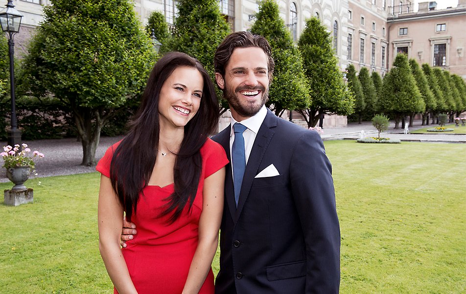Prins Carl Philip och fröken Sofia Hellqvist har pressträff där de berättar att de förlovat sig.