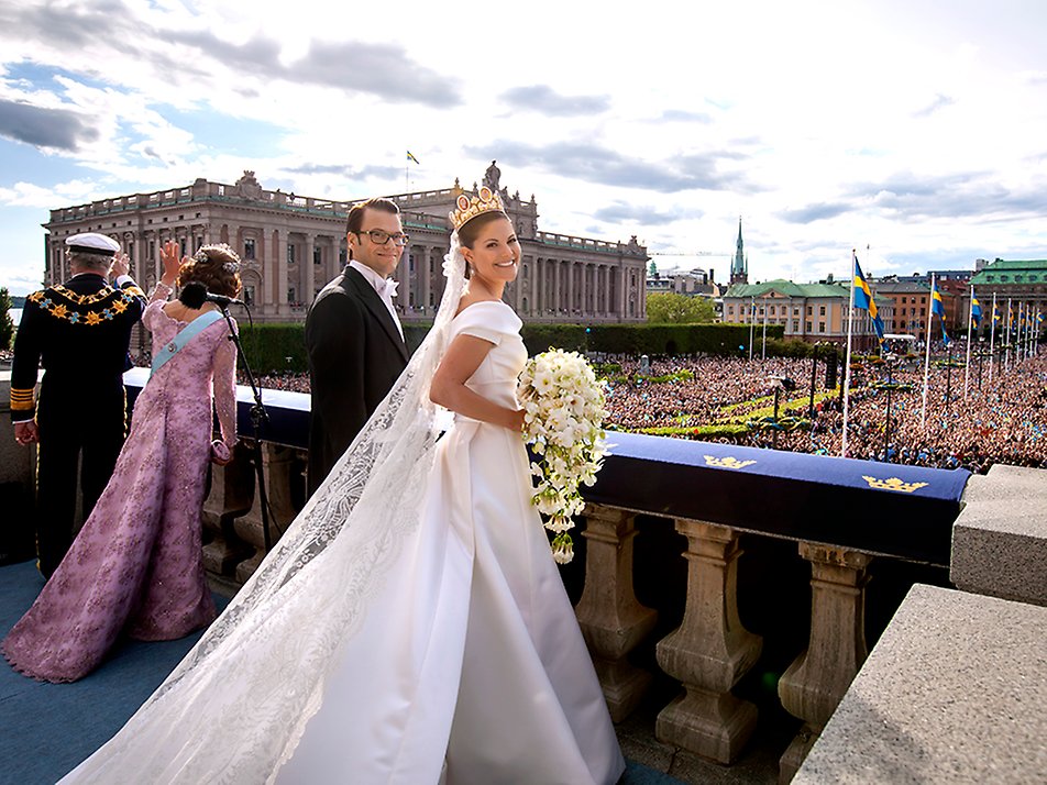 Under Kronprinsessparets bröllop den 19 juni 2010 samlades flera hundratusen gratulanter på Stockholms gator. 