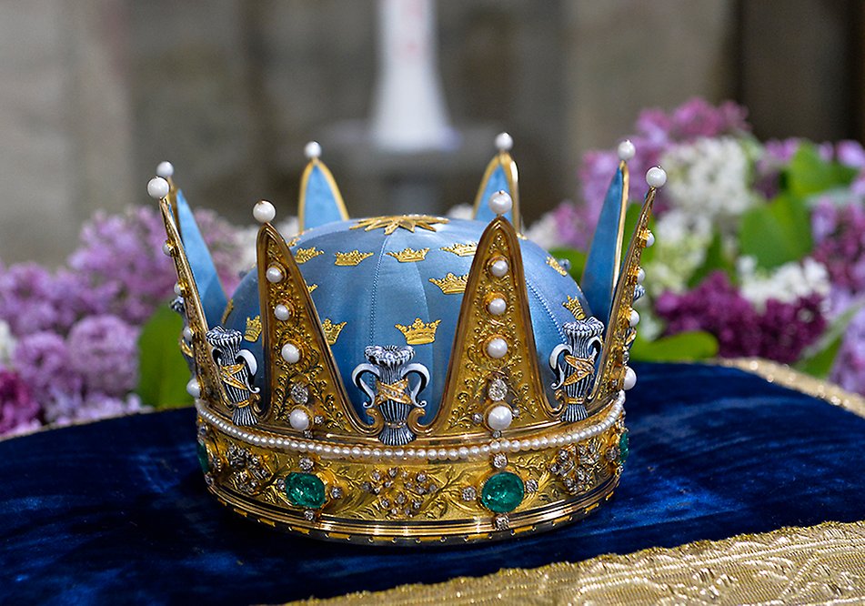 Vid kungliga dop placeras en kunglig krona vid altaret. Här prins Wilhelms krona från 1902.