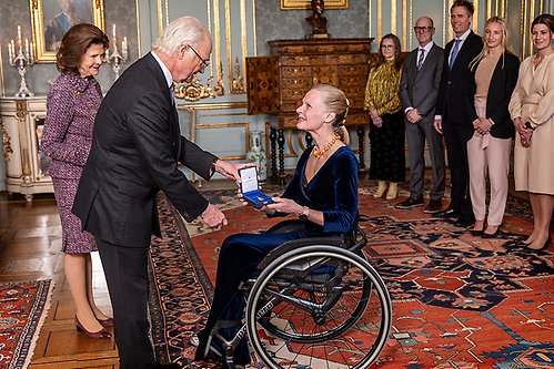 Bordtennisspelaren Anna-Carin Ahlquist tar emot sin medalj ur Kungens hand vid ceremonin på Kungl. Slottet. 