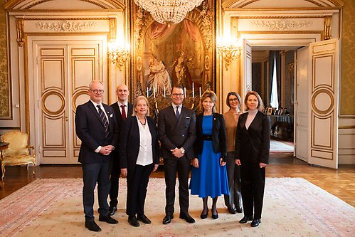 Prins Daniel tillsammans med Peter Stenvinkel, David Unnersjö-Jess, Britt-Marie Eriksson, Annika Wernersson, Carla Avesani och Anna Witasp.