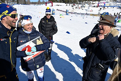 Kungen i samtal med Stefan Thomson och Linn Svahn under världscupavslutningen i skidor.