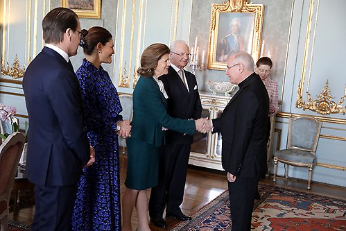 Drottningen välkomnar Heliga stolens nuntie, ärkebiskop Julio Murat i Prinsessan Sibyllas våning.