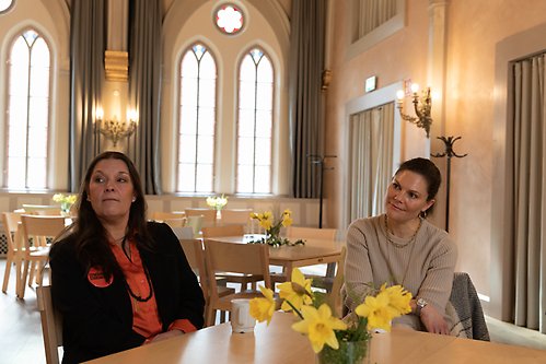 Kronprinsessan och enhetschef Linda Hallin i mötesplatsens kyrkosal där verksamheten har fokus på kultur, existentiella samtal och familjekvällar.